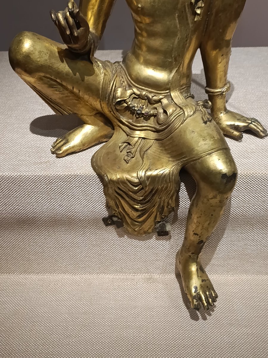 หนึ่งใน Masterpiece ของศิลปะลังกา พระโพธิสัตว์อวโลกิเตศวรจาก Veheragala เมืองโบราณอนุราธปุระ งานหล่อสำริดชั้นเลิศที่ละเอียดลออตั้งแต่เครื่องทรงยันเส้นผม มากับท่านั่งอ่อนช้อยและใบหน้าอ่อนโยน ครบองค์ประกอบงานชั้นเลิศ
ปัจจุบันจัดแสดงอยู่ที่พิพิธภัณฑสถานแห่งชาติ โคลัมโบ