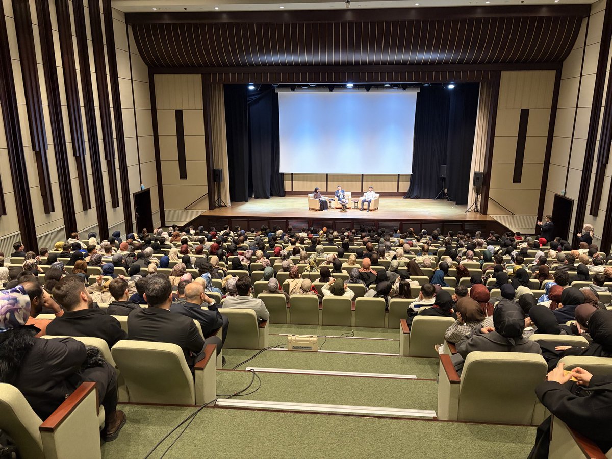 Cumhurbaşkanlığı Özel Kalem Müdürü Büyükelçi Sn. <a href="/hasandogan/">Hasan Doğan</a> ,30 Altı Gençlik Zirvesi kapsamında 11 ilden 12 üniversitenin İlahiyat ve İslami İlimler Fakülteleri öğrencilerini #MilletinEvi ’nde ağırlıyor.

<a href="/GSBgenclik/">Gençlik Hizmetleri</a> <a href="/cb_kutuphane/">Cumhurbaşkanlığı Millet Kütüphanesi</a>