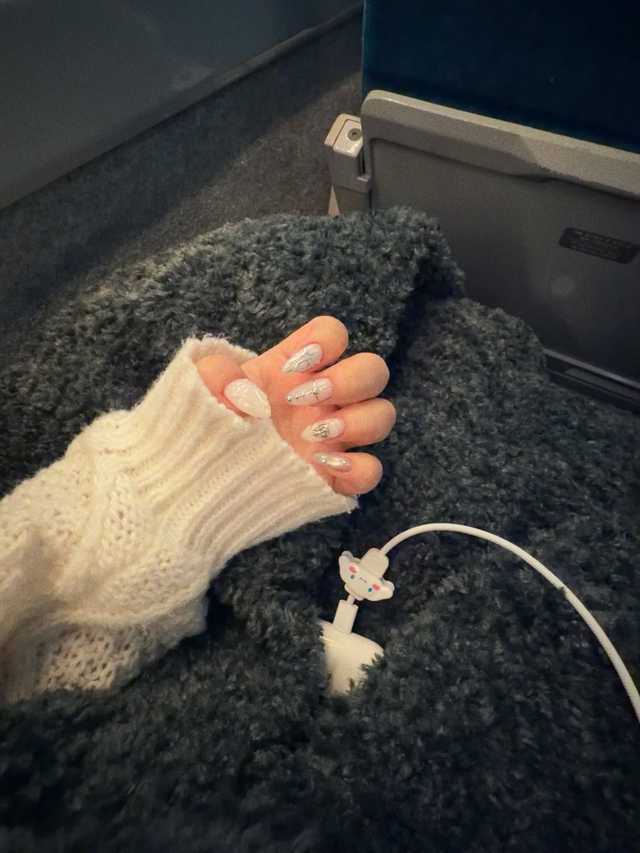 writemyeyez's tweet photo. 이번에도 했다 NEW NAIL https://t.co/w0tIBW6T1Z