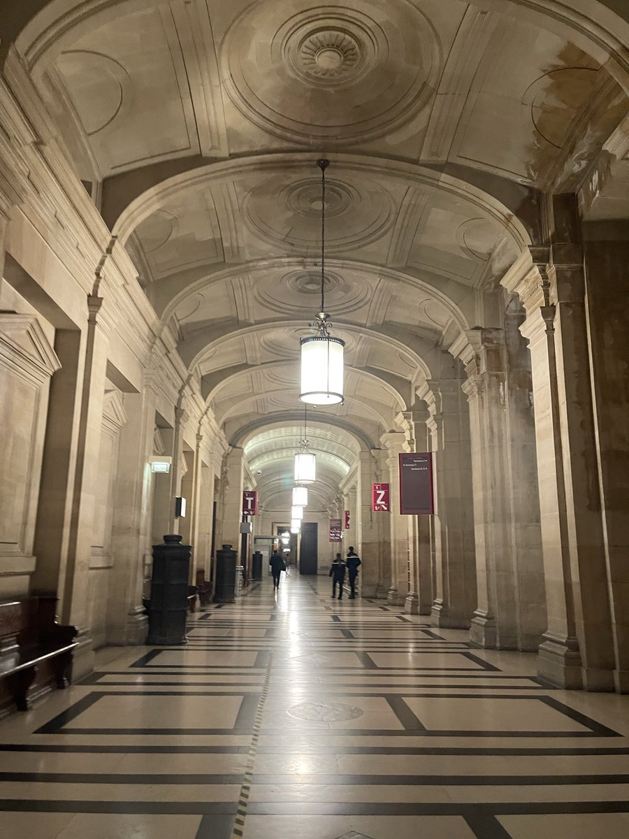 De retour au procès en appel de l’assassinat de #SamuelPaty. Verdict prévu ce samedi 28 février. Audition de Joëlle Alazard, présidente de <a href="/APHG_National/">APHG</a> et prof d’histoire-géo