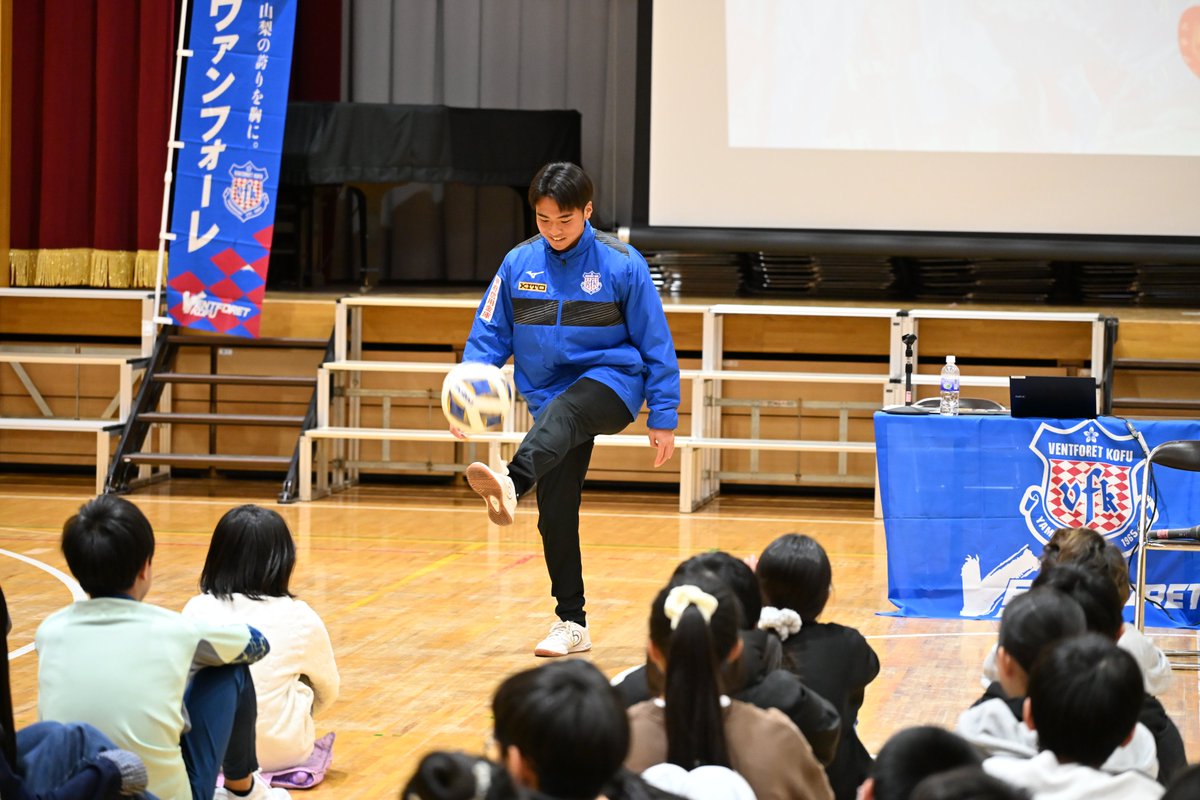 vf_sdgs's tweet photo. ⚽️#保坂知希 選手×山城小🏫

保坂選手の母校である山城小を訪問❗️
卒業間近の6年生の皆さんへ、メッセージをお伝えしました😀

残りの学校生活、楽しんでください🫶

詳しくは⏩https://t.co/hlCI9ZaYoE

#vfk #VFKホームタウン https://t.co/kHVA1eCKEP