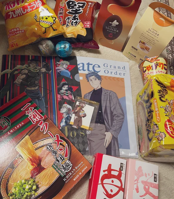 友から早め誕プレ届いた✌️👶大量の食いもんと推しがギチギチで嬉し🥳❤️‍🔥 