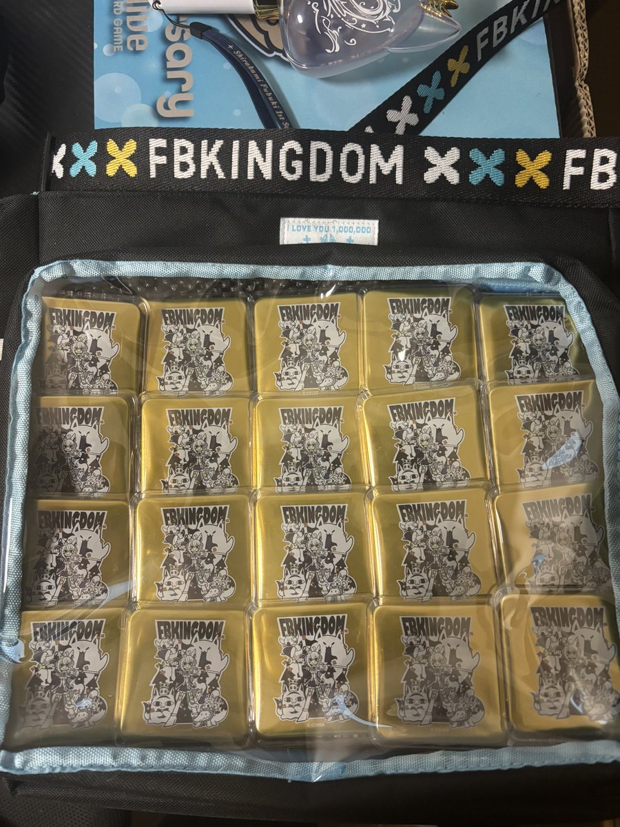 白上フブキ活動7周年記念の缶バッチ、FBKINGDOM推しバックで痛バ組んで