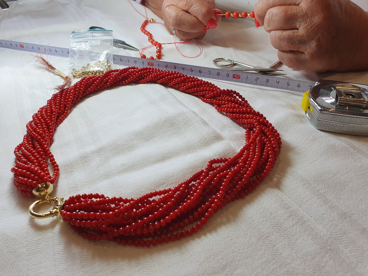 Eredijovon's tweet photo. Coral, up close. In this carousel: color, surface, shine, and how it is set. Share this with someone who loves coral.

https://t.co/Kos9SRjctB

#ErediJovon #Venezia #Venice #Corallo #Coral #CoralJewelry #Gioielli #Jewelry #MadeInVenice #Artigianato #Rialto https://t.co/NEMUWoTaGb