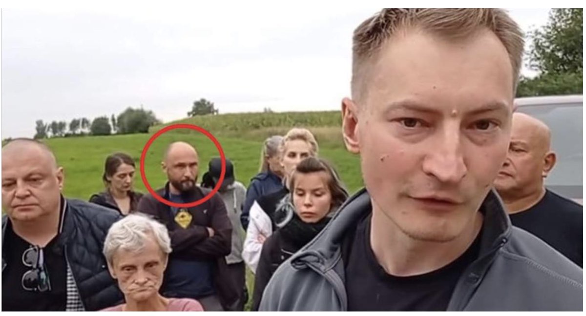 MacVVilk's tweet photo. A któż to dyskretnie zerka zza pleców Bartosza Kramka – niezłomnego tropiciela „rosyjskich wpływów” w @OficjalneZero ? https://t.co/DxzPewLHal