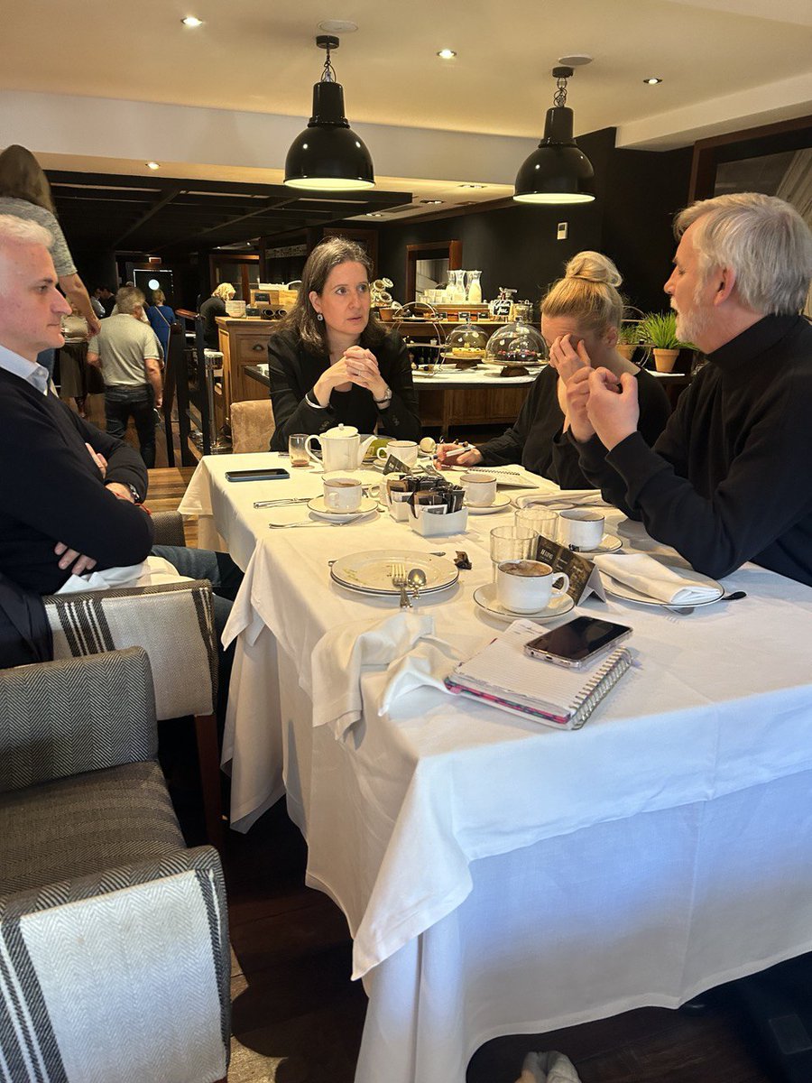 Nathcogg's tweet image. 🇫🇷🇪🇸 Deuxième journée de travail à #Barcelone
(2/2) Le 19 février dernier, place aux échanges institutionnels, aux sujets éducatifs et aux rencontres avec notre communauté.

☕ Un petit-déjeuner avec les conseillers des Français de l’étranger de la circonscription (#cfde) pour