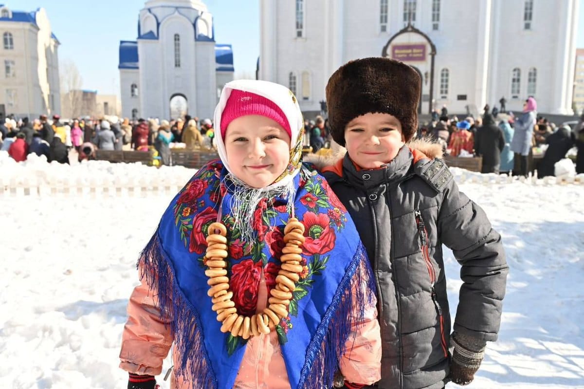 kuna_en's tweet image. As winter nears its end, #Moscow's streets burst into vibrant colors and aromas as residents celebrate Maslenitsa, honoring the sun, spring, and golden pancakes  called "blini"

ow.ly/psjz30sTMoy

#KUNA #RUSSIA