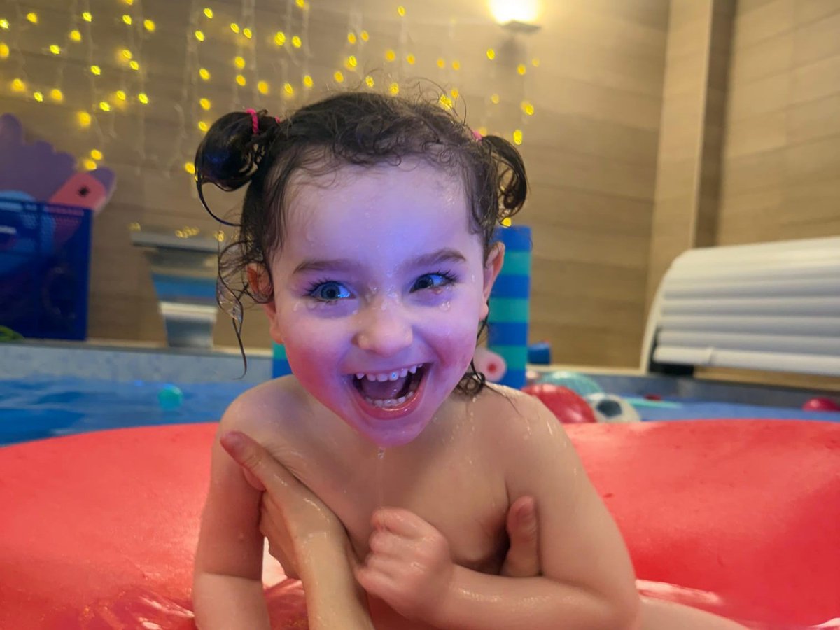 angelmanasa's tweet photo. Eva y su familia han pasado por dudas, noches en vela y mucha burocracia, pero un amor inmenso lo ilumina todo en su vida con el Síndrome de Angelman.
Lee su testimonio: https://t.co/JLjfo7Q93G
#SindromedeAngelman #CuidarCansaPeroCompensa #ASA #uneteanosotros https://t.co/Sr5944Ze3y