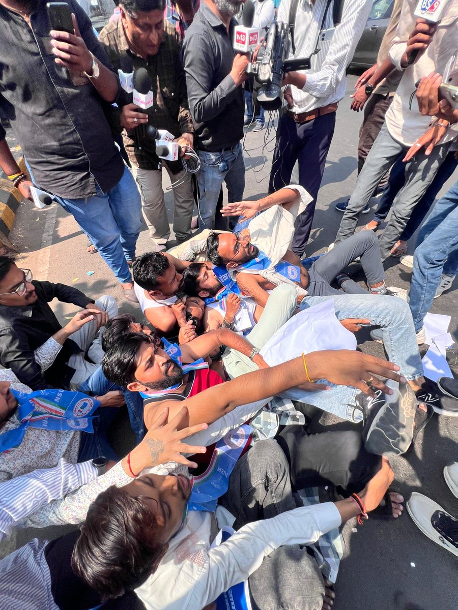 This is NOT Kerala
This is NOT Karnataka
This is NOT Telangana

This is Gujarat where NSUI workers are protesting ‘Shirtless’ against Modi Govt all over streets 🔥

Say it loud : PM IS COMPROMISED 🚨