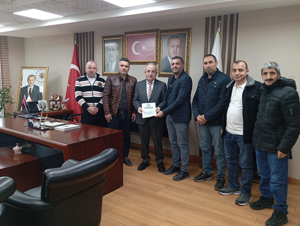 EmadDernegi's tweet photo. 🔵 EMADDER - AK PARTİ SAMSUN İL BAŞKANLIĞI ZİYARETİ

@Akparti
@RTErdogan
@mehmet_kose55
@55akpartisamsun

Emeklilikte Adalet Derneği Samsun İl Temsilcilerimiz, AK Parti Samsun İl Başkanı Sayın Mehmet Köse ile son derece yapıcı, dikkatle dinlenen ve karşılıklı anlayışın öne çıktığı bir görüşme gerçekleştirmiştir.

Sayın Başkan’ın konuya yaklaşımı; yalnızca siyasi bir başlık olarak değil, toplumsal adalet ve emek hassasiyeti çerçevesinde meseleyi ele alan, sorumluluk sahibi bir duruş sergilemiştir. Sahadan gelen gerçeklerin dikkatle dinlenmesi ve derneğimizin hazırladığı dosyanın titizlikle değerlendirilmesi, bizler açısından son derece kıymetlidir.

Kademeli emeklilik meselesine gösterilen bu duyarlılık; çözüm iradesinin ve samimi muhataplığın önemli bir göstergesidir. Yapıcı yaklaşımı, nezaketi ve ilgisi için Sayın Mehmet Köse’ye teşekkür ediyoruz.

Saygılarımızla,
Emeklilikte Adalet Derneği

@AhmetAYDIN_02
@avcahitozkan
@eyupkadirinan
@ZeybekciNihat
@isikhanvedat
@oerdem42
@ozboyaciselman
@Tahir_Akyurek
@unalkaraman42
@ZiyaAltunyaldiz
@adilbicer43
@icaglarbayirci
@mehmetdemir043
@a_babacann
@bulenttufenkci
@ihsankocatr
@sirac_official
@selvacam
@YildizFeti
@bektasbaris
@hby34
@OrhanMiroglu

@EmadDernegi 
#KademeKesinÇözüm