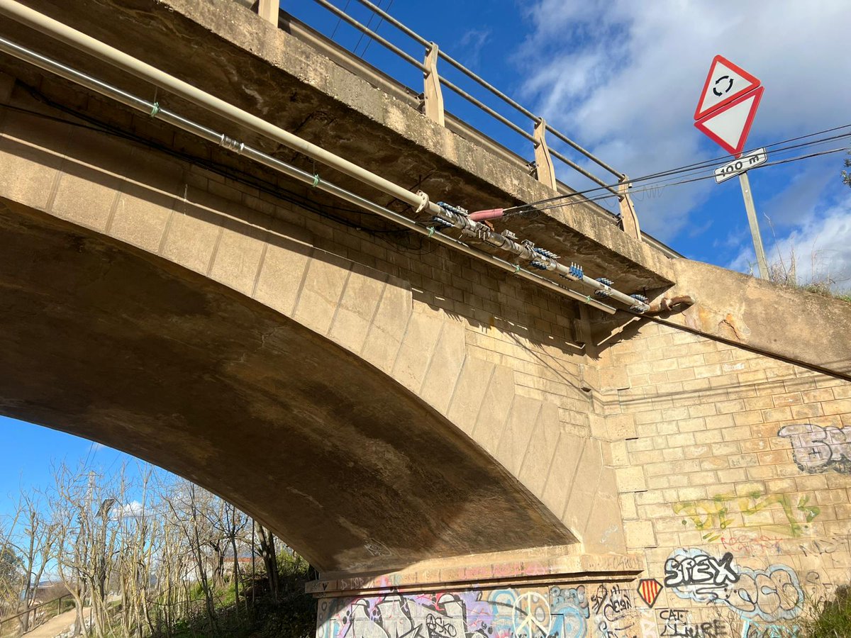 GrupCASSA's tweet image. 🚧💧 Estem renovant un tram de la xarxa a l’alçada del pont de la C-155 de #Palau-solità i Plegamans, que els últims temps havia concentrat avaries

✔️Aquesta setmana finalitzarem l'actuació connectant la conducció a a la xarxa de subministrament d'aigua

#PSiP #CASSA