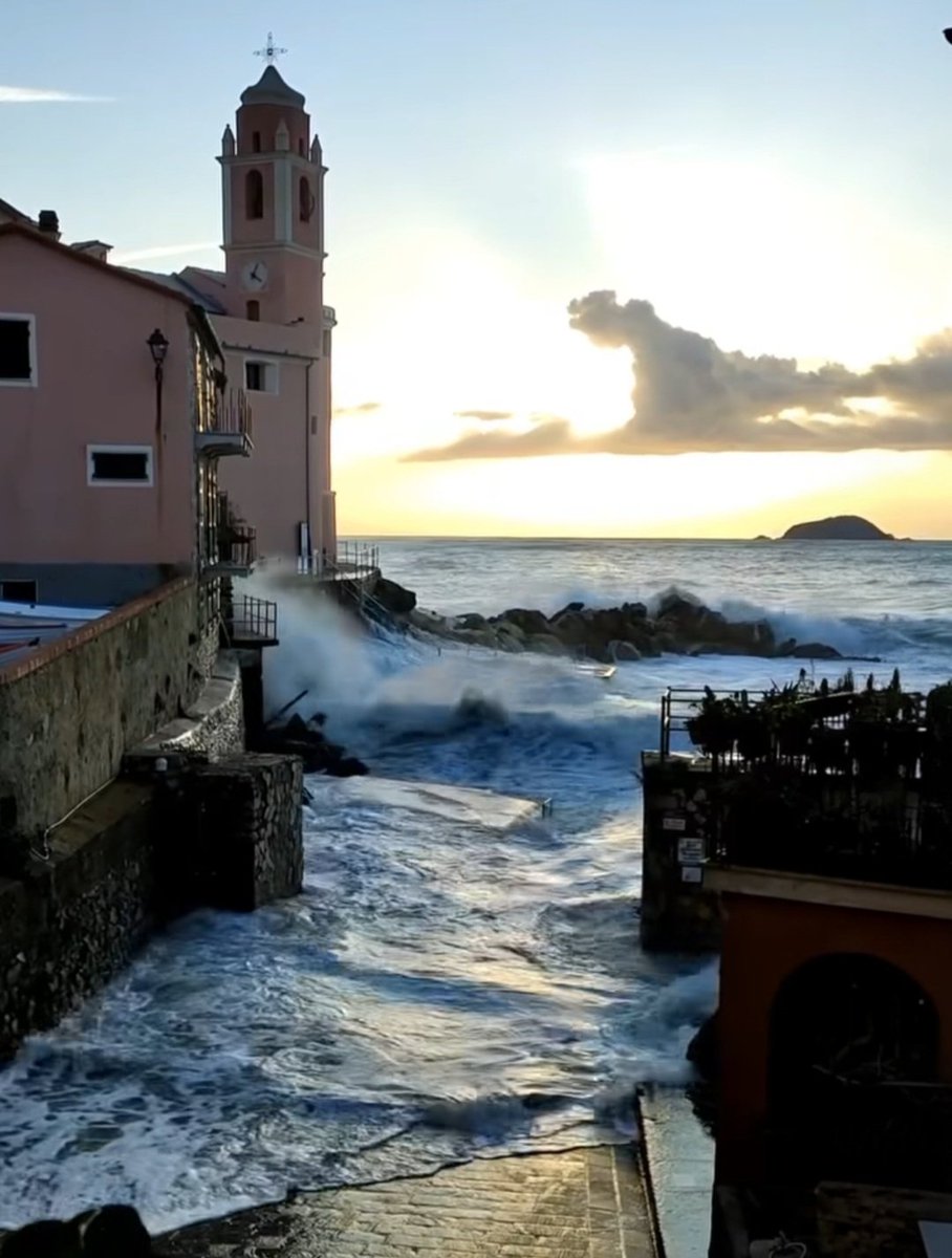 LoredanaStella's tweet image. Quando il mare decide di visitare il paese 🌊 .
#BuongiornoATutti  #24febbraio  #goodmorning #martedì