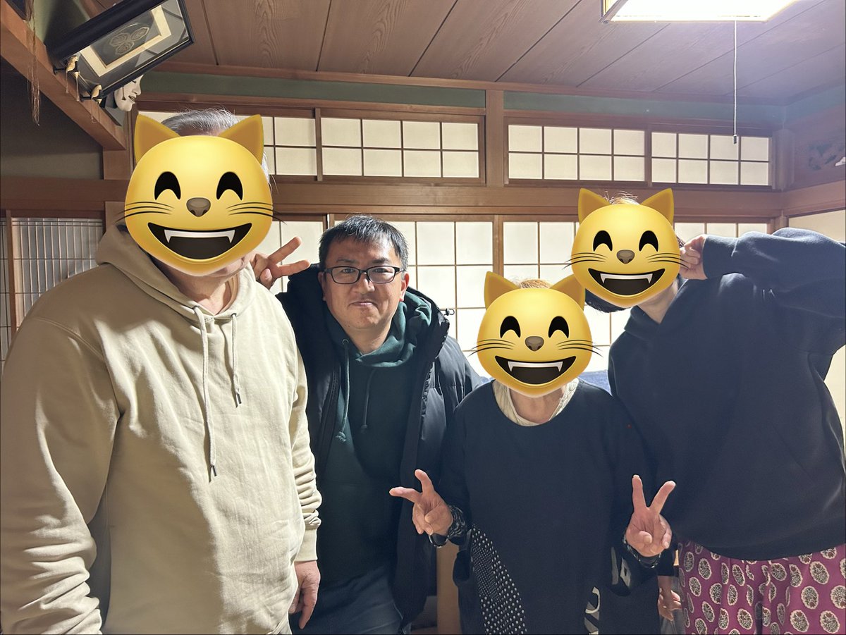私が博多に降り立った理由、、、
伯母さん(母のお姉さん)に会いに行ってきました😸
私が高校生くらいまで毎年夏休みになると
伯母さんの家に遊びに行きお世話なっていました。
母の生まれは長崎のとある島なのだが、
中継地点のごとく親戚が里帰りの途中に
伯母さんの家に寄っていく🚄🚗