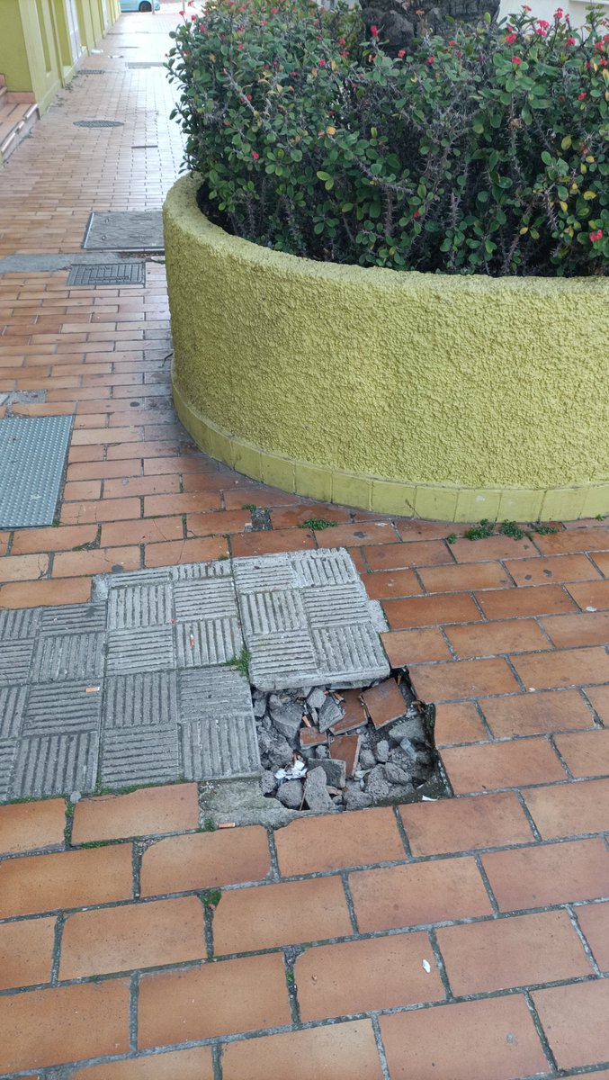 .<a href="/aytolalaguna_es/">Ayuntamiento de La Laguna</a> <a href="/LuisYerayAlcald/">Luis Yeray Gutiérrez</a> Pues nada, que el hoyo este en la C/ Valle Gran Rey en La Cuesta como que cuesta arreglarse. Esperemos que nadie se caiga por culpa de ese no arreglarse y tengamos que pagar indemnización por dejación del Área de Obras Públicas.Que cosas carajo