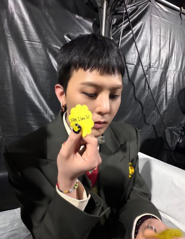 แอดมินมีข่าวมาแจ้ง..
เรื่อง 🌟Confetti สีมิ้น สีเหลืองในงานมีตพี่จียง ทางแอดมินได้รับมาจากผู้ใหญ่ใจดี 2 ท่านให้นำมาแจกลูกเพจ แต่ขอแอดมินคิดก่อนนะคะว่าจะแจกแบบไหน โอกาสอะไร ทั้งนี้ทั้งนั้น 
ขอขอบคุณผู้ใหญ่ใจดี ผู้น่ารักของเพจพ่อค้ากรุงโซลมากๆ น่ารักที่สุดเลย..

รอติดตามกันนะคะ🤭