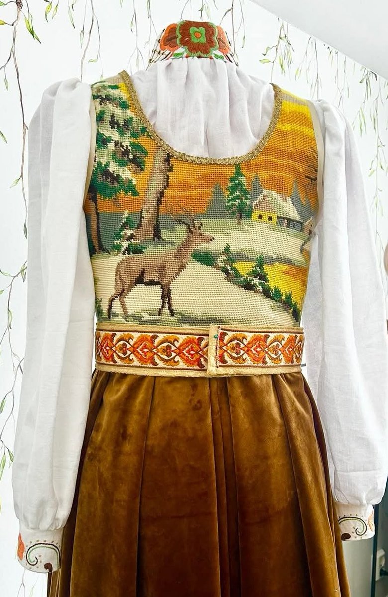 elusive_moose's tweet image. Love this 😍 Photo Kjerstin Teigen Granby #bunad #embroidery #Norway