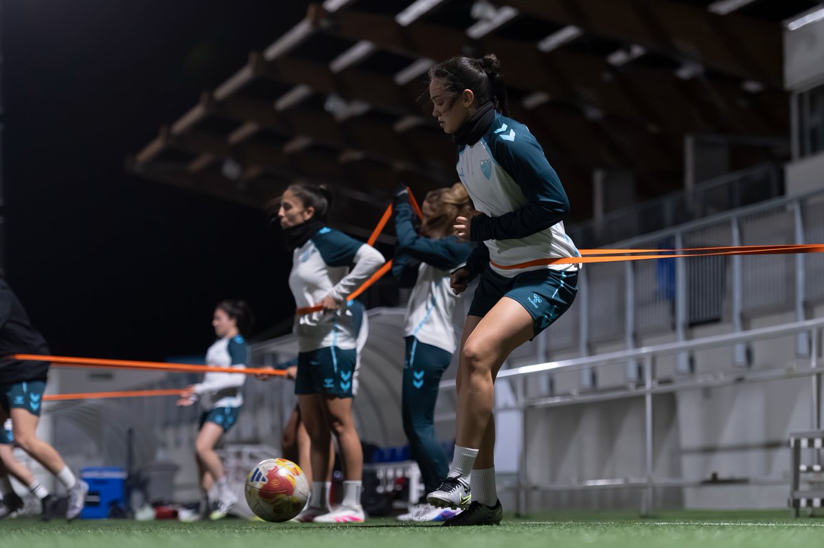 MalagaCFemenino's tweet photo. Un día + en la oficina. 
Un día - para el #SportextremaduraMálaga 🔥 https://t.co/UM9Bw6uGa5