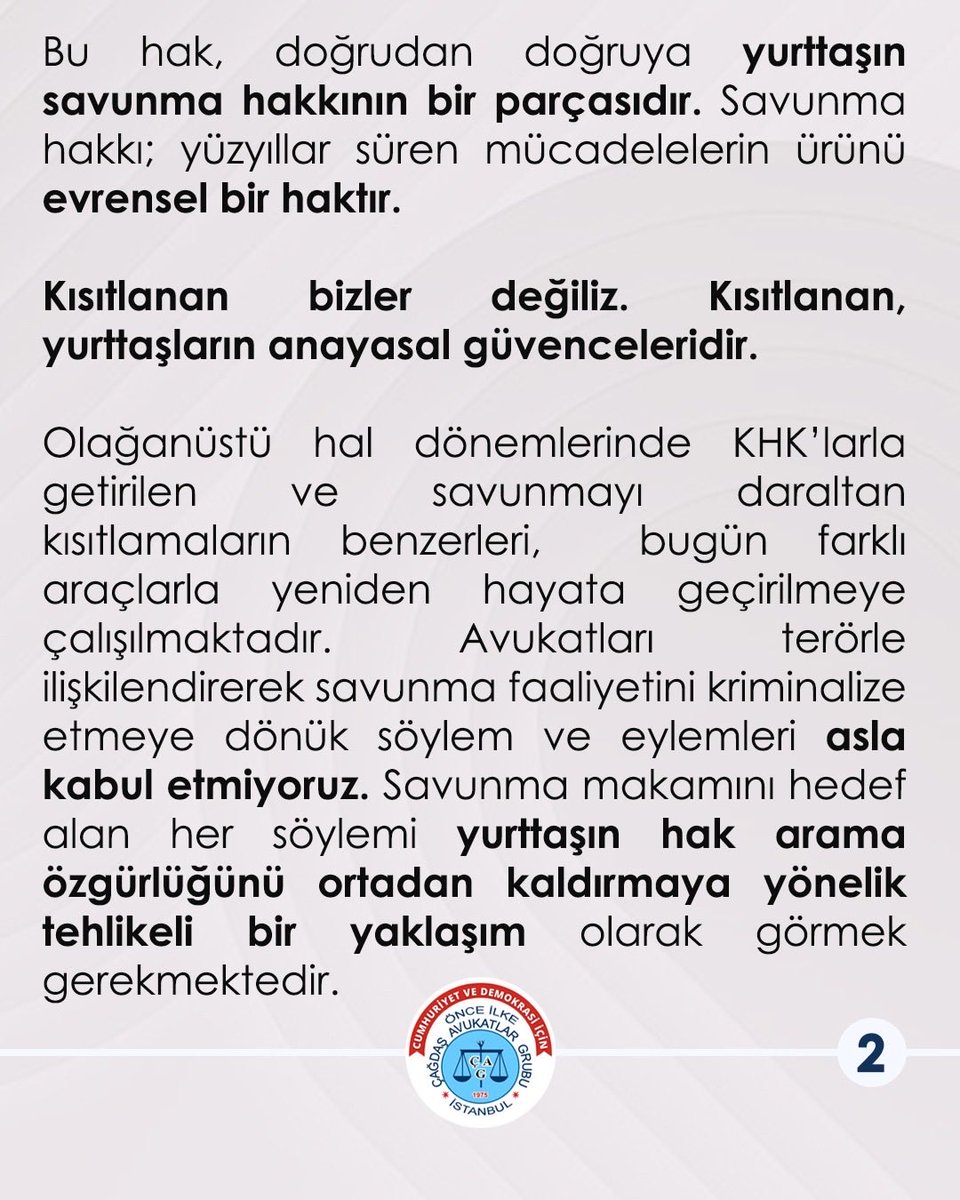 onceilkecagg's tweet photo. Avukatın müvekkiliyle görüşme hakkı, avukata “bahşedilmiş bir imtiyaz” değildir!

Önce İlke Çağdaş Avukatlar Grubu, baro yönetiminde olduğu dönemde savunma hakkına yönelik her türlü kısıtlamaya karşı açık ve kararlı bir tutum almıştır. Nitekim grubun 2022-2024 yönetim kurulu döneminde avukatların tutuklu müvekkilleriyle saat 22.00’den sonra görüşmesini engelleyen düzenlemeye karşı dava açılmış; hukuka aykırı bu işlem yargı kararıyla iptal edilmiş, karar istinaf incelemesinden geçerek kesinleşmiştir. Bu karar, savunma hakkının idari tasarruflarla daraltılamayacağını açıkça ortaya koymaktadır.