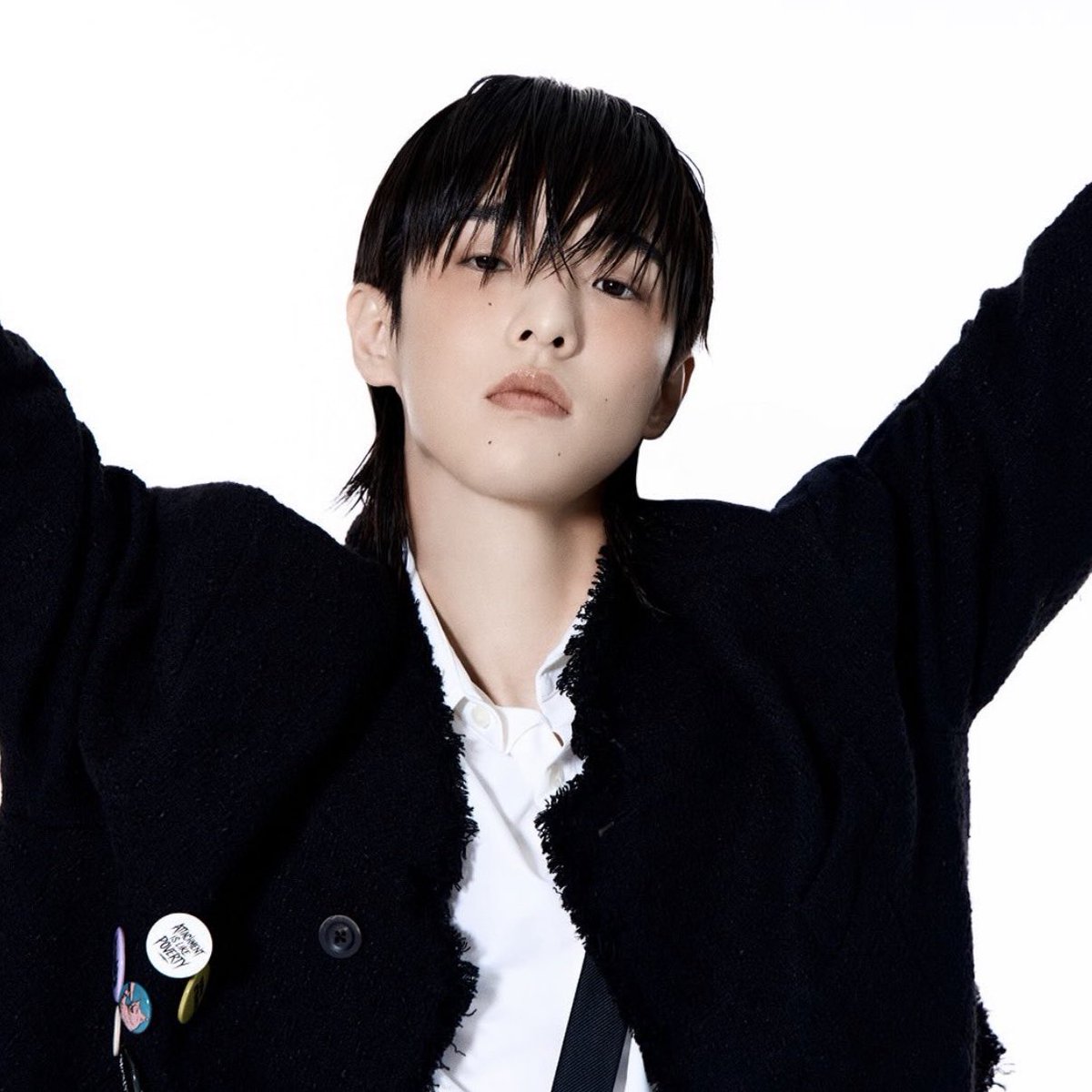 아씨 이사진 진짜 왜케 좋지;;;;;;;
블러셔에 점찍을 생각을……