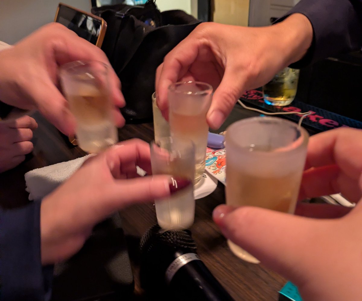 みんなとバイバイした後、1人別のバーへ行き、飲んでたら、あちらの