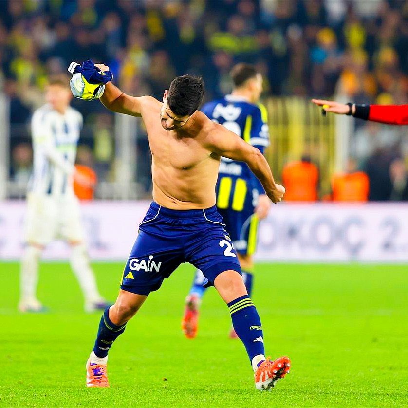 Bu adam Real Madrid görmüş,
Psg görmüş, İspanya milli takımı görmüş. 

Diğerleri, siz ne gördünüz ? 

Utanmıyor musunuz bu adamın hırsından ?