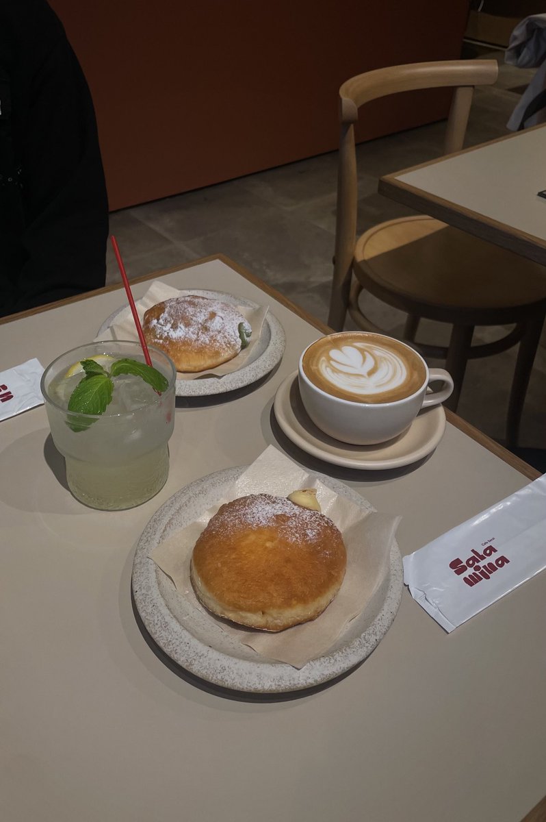 la_mer2002's tweet photo. 夕方のお散歩とドーナツの相性はバツグンです🍩 https://t.co/nz3rLjBWSF
