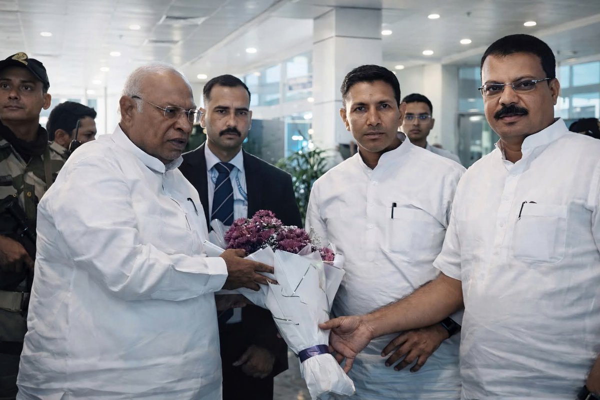 INC_Ashoknagar's tweet photo. भारतीय राष्ट्रीय कांग्रेस के अध्यक्ष माननीय श्री मल्लिकार्जुन खरगे जी का झीलों की नगरी भोपाल आगमन ,,,,,
स्वागत-वंदन-अभिनंदन।
#dcc #dccan https://t.co/fQ2D5MsEtB