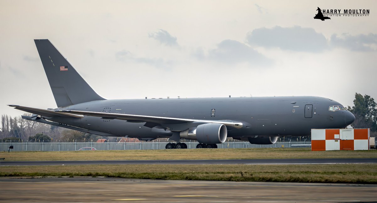 ArmchairAdml's tweet photo. #USAF United States Air Force - Coronet East 033
Boeing KC-46 Pegasus 2x
#AE63D0 22-46100 - ROMA 03
#AE63CB 21-46095 - ROMA 02
Boeing KC-135 Stratotanker 1x
#AE023B 57-1440 - ROMA 04
Three ROMA tankers which brought the first six F-22’s from Langley AFB to RAF Lakenheath are currently active on the ground at RAF Mildenhall.
Photos: @havoc_aviation