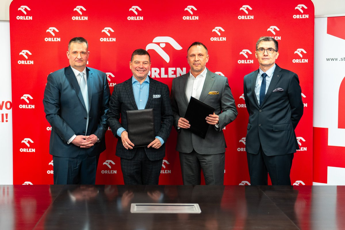 Grupa ORLEN i STRABAG wchodzą w nowy etap swojej ponad 20-letniej współpracy. Podpisana między spółkami umowa flotowa oznacza dla Grupy ORLEN dołączenie ponad trzech tysięcy nowych klientów oraz wolumen przekraczający siedem milionów litrów paliwa rocznie.