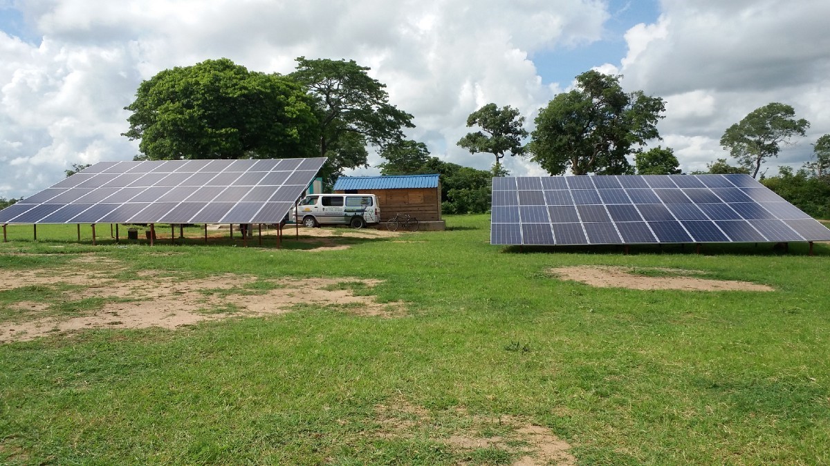 AFSIA_Official's tweet image. Eritrea – Mini‑grid
AfDB approves $58M to expand clean electricity in Gash Barka. A 34 MW solar mini‑grid will power Tesseney, Berantu &amp;amp; Kerkebet, boosting reliable energy access for homes &amp;amp; businesses.

Read more: afdb.org/en/news-and-ev…

#SolarMiniGrid #EnergyAccess #Financing