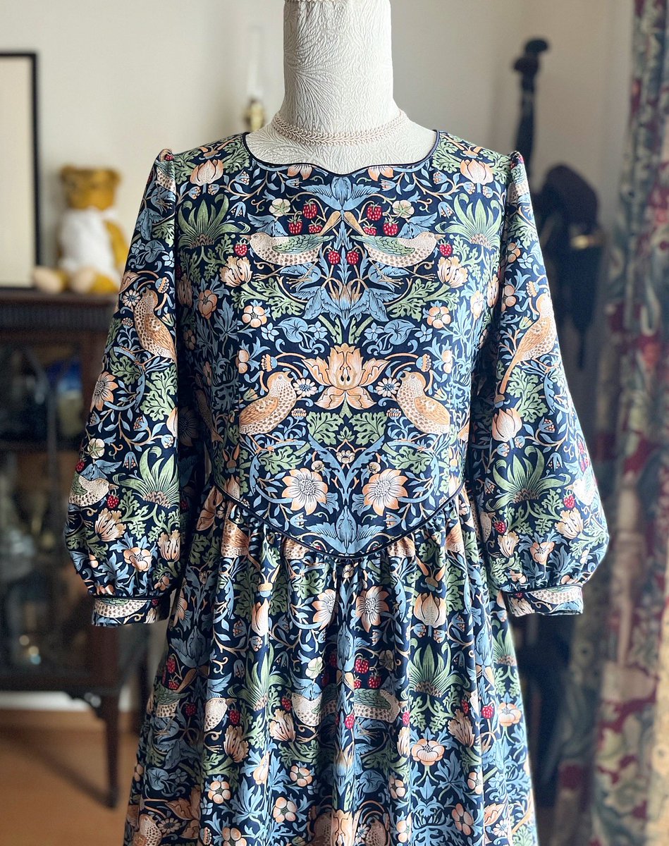 New Arrivals 🇬🇧 《新作》Souvenir Dress “ Strawberry Thief ” 去年