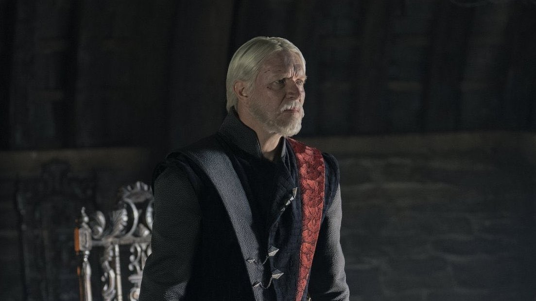 หรือว่าจริงๆเมการ์เป็นทาร์กาเรียนผมดำ 👀 ที่เห็นว่าผมเงิน จริงๆคือผมหงอกจากความเคียส ดูลูกฮีแต่คน แดรอนขี้เมา แอเรียนป็นบ้า เอมอนเป็นหนอนหนังสือ ส่วนเอ้ก…เอ้กหายอีกแล้ว!!!!!!