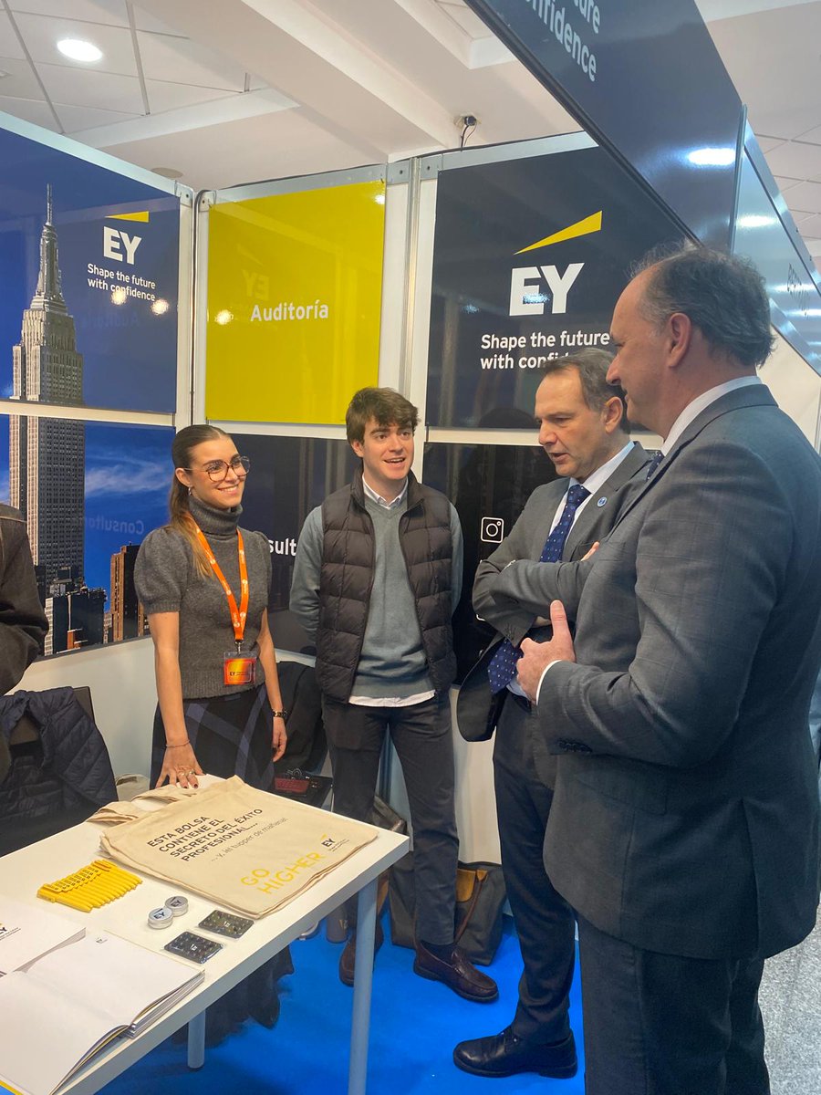 La_UPM's tweet photo. Recorremos la feria #Satelec para conocer la oferta del casi centenar de empresas presentes. Nos acompaña Miguel López-Valverde @MLopezValverde, consejero de Digitalización de @ComunidadMadrid.
📢Recuerda: hasta el 26/02
#somosUPM #nosoloingenieria @telecoupm https://t.co/CzBbsOzI34