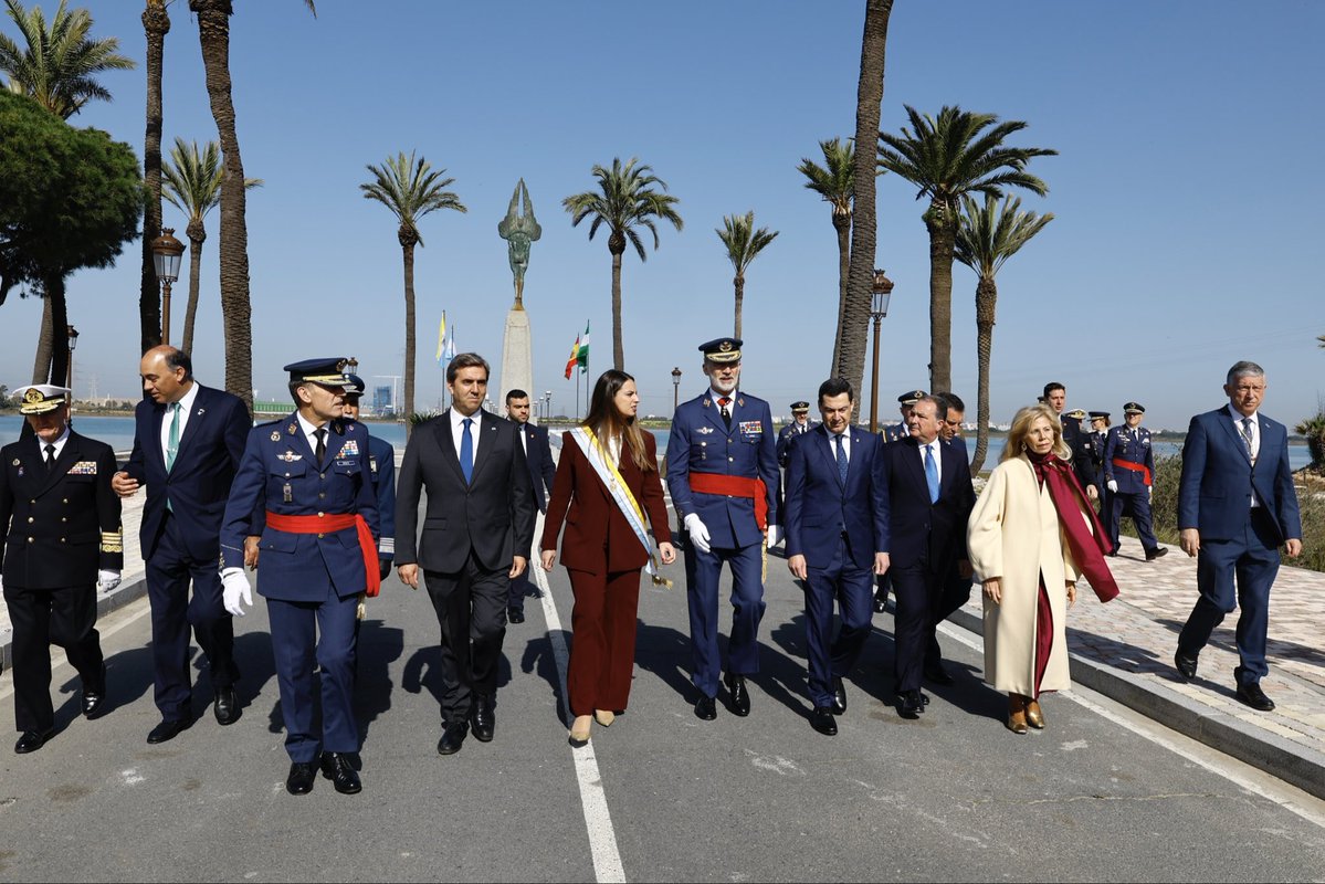 El Rey inaugura, en el monumento al “Plus Ultra” (Palos de la Frontera, Huelva), la placa conmemorativa con motivo del centenario del primer vuelo transoceánico, una de las grandes gestas de la aviación española del siglo XX.

La salida tuvo lugar el 22 de enero de 1926 desde