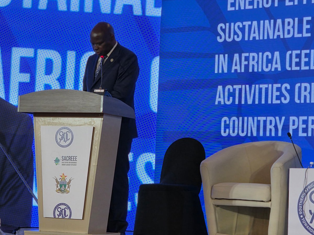 SwedeninZW's tweet image. Today, at the @SADCSEW, @SwedAmbZimbabwe launched a new regional energy‑efficiency report &amp;amp; delivered the keynote address. Honoured to have Zimbabwe’s Energy Minister reaffirm commitment to clean, affordable &amp;amp; reliable power.
#EnergyEfficiency 
#SADC 
#GreenGrowth