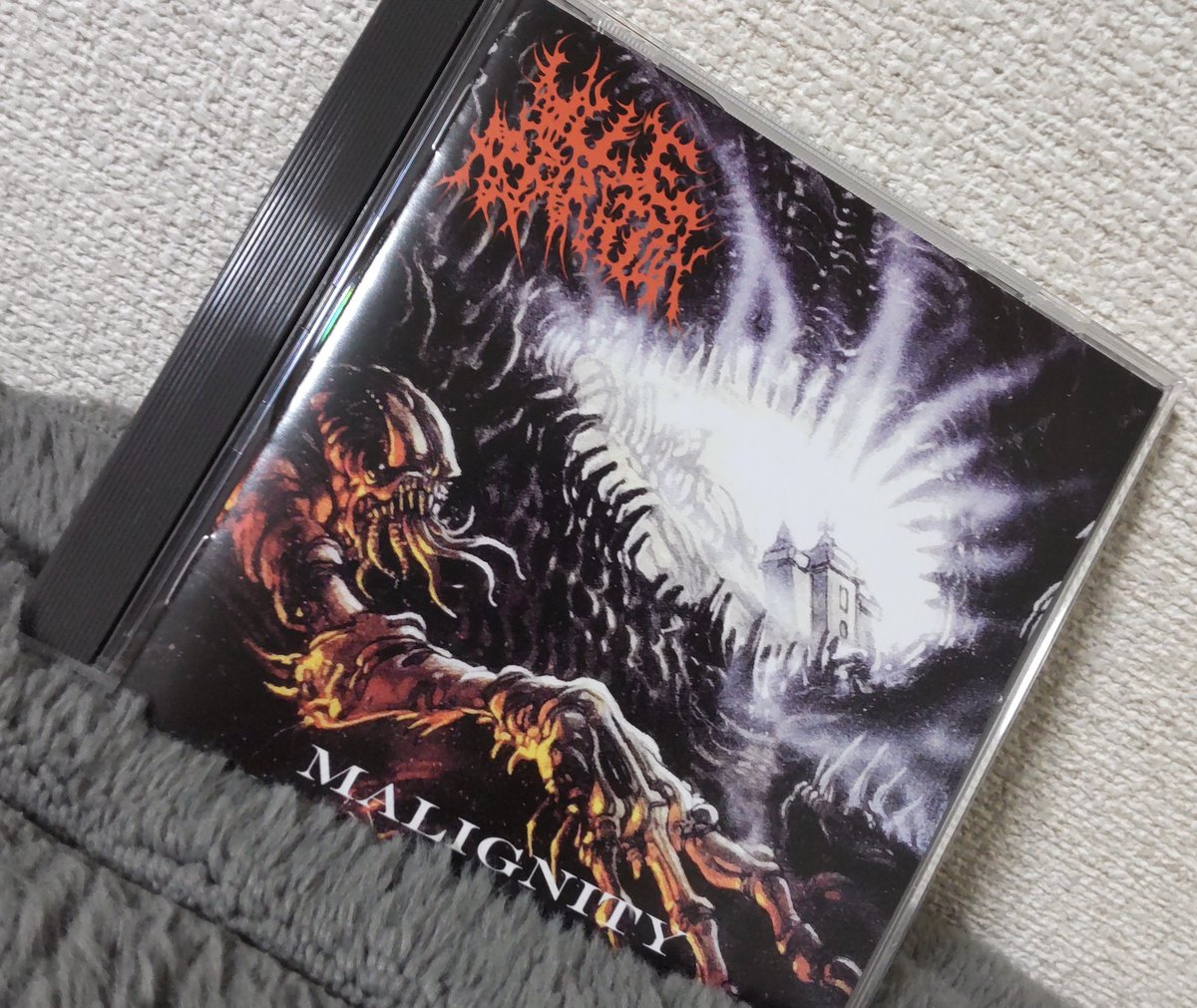 nerisuke's tweet image. VILE APPARITION 「MALIGNITY」

高速怪奇リフと妙にモタるブラストのバランスが絶妙でめちゃくちゃCANNIBAL CORPSE。ビートダウンパートのハーモニクスがブルデスを感じさせるけど、ぎりOSDM。
ギターソロが冒涜神殺しアンホリーなのもクソ熱いし、暑苦しい。

#vileapparition
#darkdescentrecords