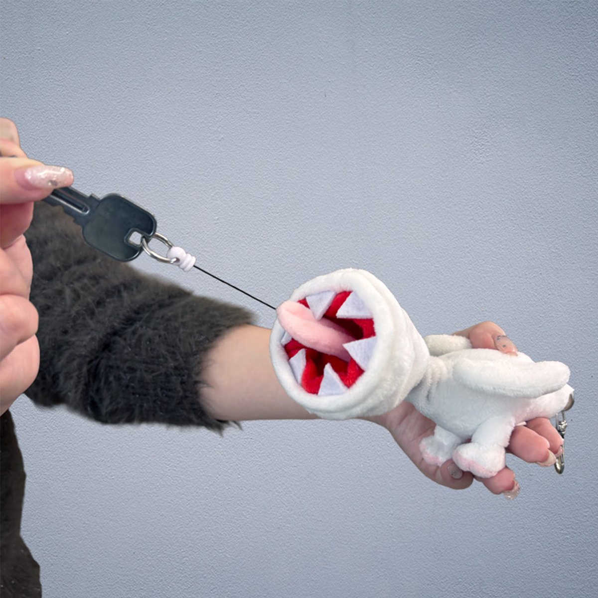 ⚡本日予約開始⚡
「モンスターハンター」シリーズの人気モンスター「フルフル」のデザインのキーカバーが登場！

フルフルの口の中にリール付きの金具が付いており、鍵が収納できる実用性も兼ね備えたユニークアイテムです❢

ご予約はこちらから！☞e-capcom.com/shop/g/gC00009…