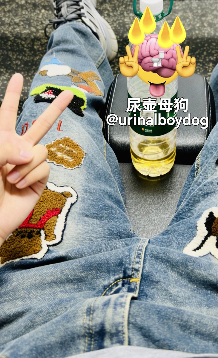 urinalboydog's tweet photo. 来���野爹的超大桶，我就这样在健身房喝爹的爱心精酿。
刚一会儿就这么大一桶，野爹不会是找朋友一起撒的混合尿吧✌️👅✌️
#恶堕 #傻逼 #尿壶 #圣水 #尿 #健身房 https://t.co/MiLdHAASKk