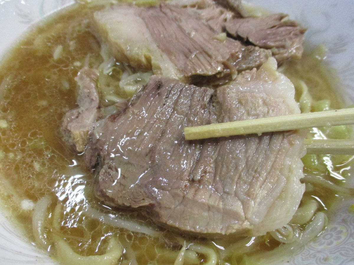 tokiojaponia's tweet photo. ラーメン（ニンニク）700円／ラーメン二郎三田本店
麺上げ桜台氏。助手はバイト君かな？
スープは味の輪郭がはっきりして美味い。ぶたの赤身は軟らかい。これも美味い。
以前は毎週来ていたが総帥不在になって来なくなり8か月振りの訪問。桜台氏に「二郎をやめたのかと思った」と言われてしまった。 https://t.co/kbwMRPbslr