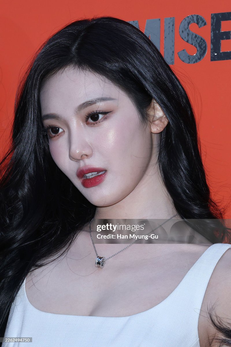 ニンニンの高画質も美しい……ニンニンは涙袋メイクほとんどしてないんだね👀
涙袋なし×赤リップ×黒髪でめちゃくちゃ大人っぽくて可愛い〜〜〜