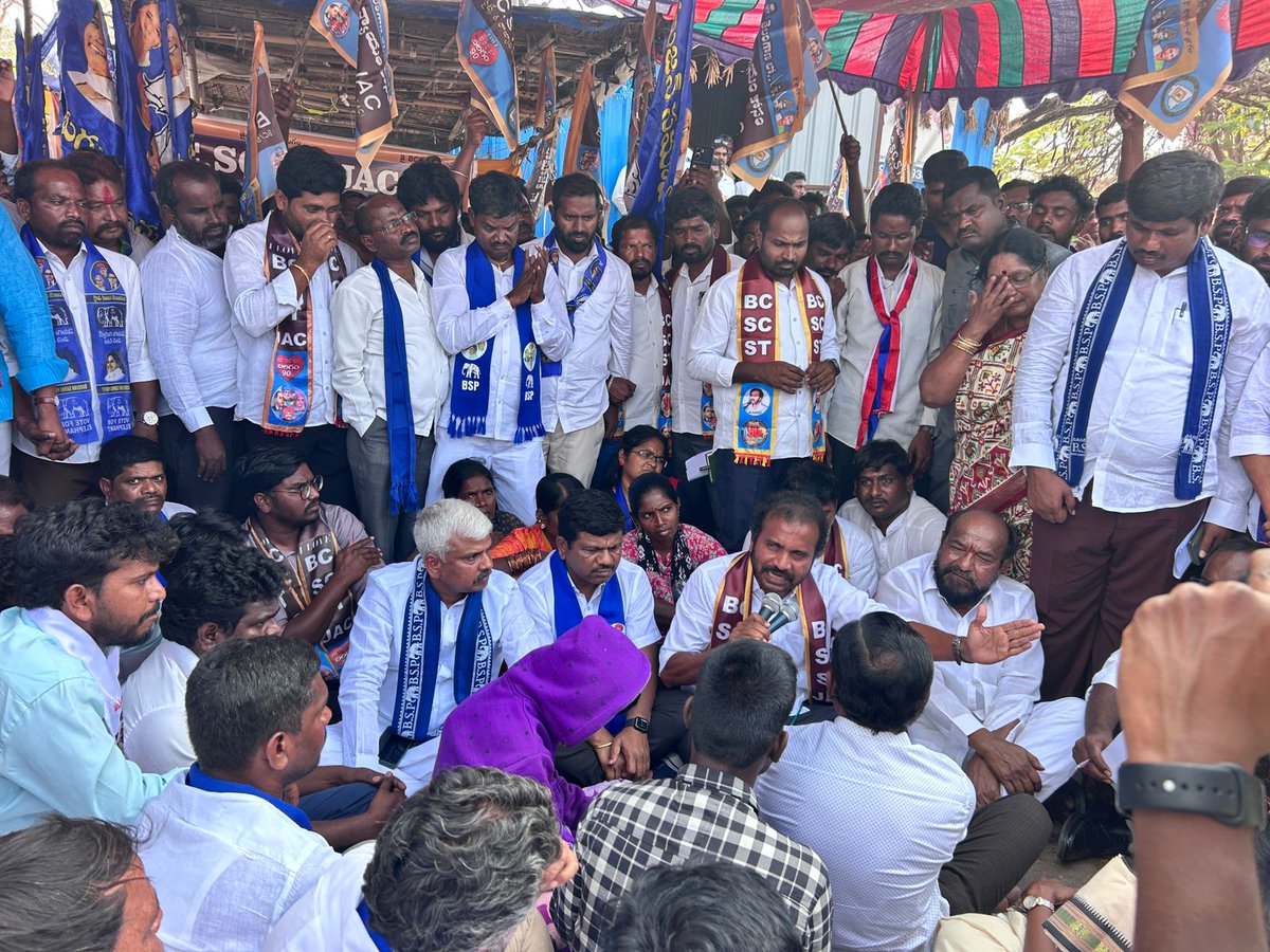 DevanandGD's tweet photo. #రెడ్ల దాడి లో బాధితులైన చాకలి పేదలకి న్యాయం జరగాలని నాగర్ కర్నూల్ జిల్లా కేంద్రం లో BC,SC,ST JAC & ధర్మ సమాజ్ పార్టీ(DSP) ఆధ్వర్యంలో #ధర్నా శిబిరం లో పాల్గొన్న విశారదన్ మహారాజ్ & అన్ని పార్టీల నాయకులు. బీఎస్పీ,cpm cpi, జన సేన & వివిధ కుల సంఘాల నాయకులు.
#BCSCST-JAC https://t.co/KmNW7WT6lW
