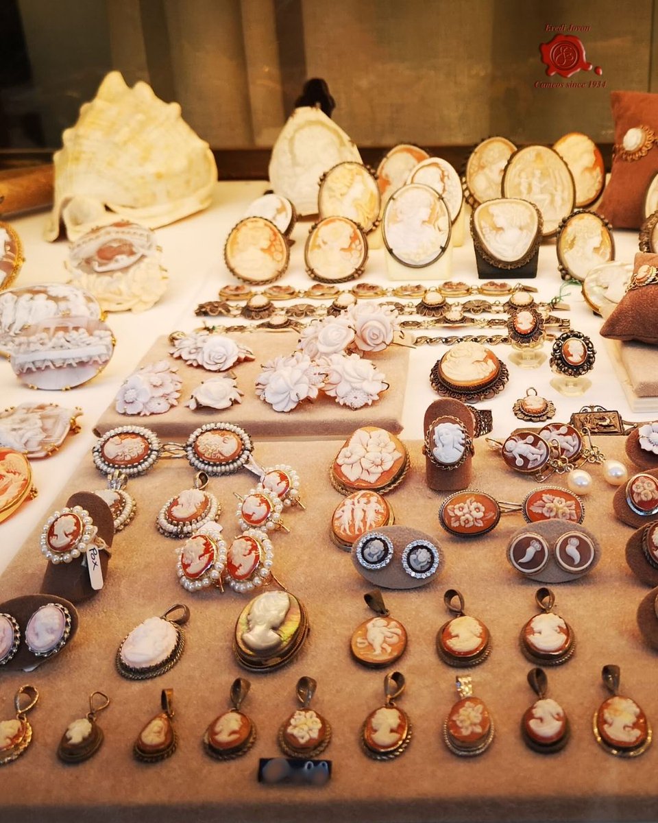 Eredijovon's tweet photo. From the window to the workbench: cameos, tools, profiles, and myth. Which subject is yours?

https://t.co/Kos9SRiEE3

#ErediJovon #Venezia #Venice #Cameo #Cammeo #MadeInVenice #Rialto https://t.co/HJRVWwyECg