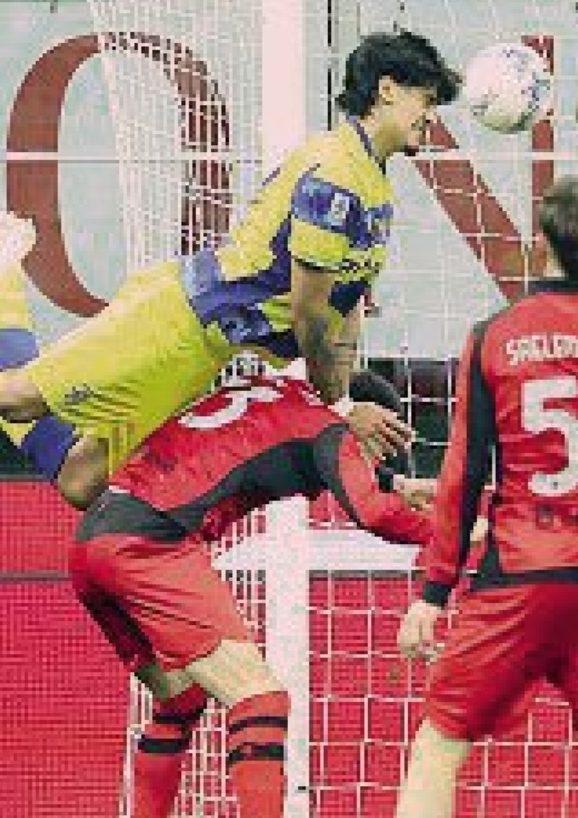 En serio alguien puede decir que esto no es falta? Los árbitros italianos se están cubriendo de ridículo, cada semana dos o tres errores tremendos, algo que con el VAR no se puede perdonar