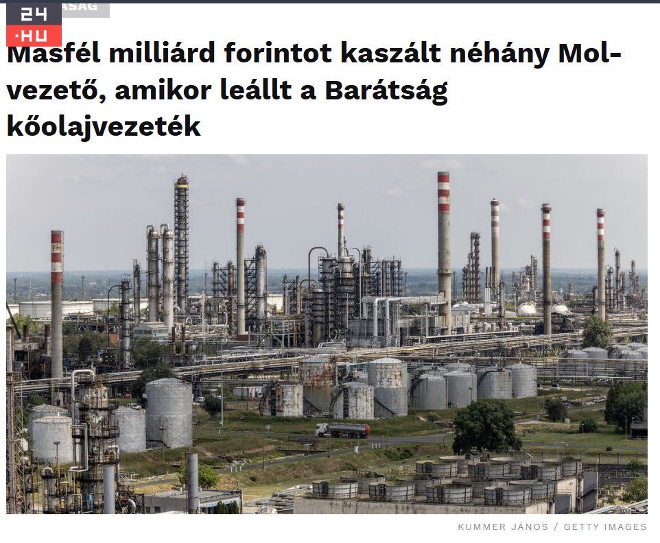 NAFO_Hungary's tweet photo. Vendégposzt facebookról - a Vastagbőrtől. Eredeti link csatolva.

"Bennfentes kereskedés gyanújával fordult a jegybankhoz a tőzsdei kisbefektetőket képviselő szövetség. Azt valószínűsítik, hogy a Mol Nyrt. néhány vezetője jogszerűtlenül kereshetett az olajrészvények eladásán, miközben hallgattak arról, hogy leállt az orosz kőolaj szállítása a Barátság vezetéken.
💲 2026. január 26. - Ratatics Péter, a MOL ügyvezető igazgatója 52 795 darab részvényt adott el 3820 forint/darab átlagáron, ebből 201 676 900 forint bevételre tett szert. https://t.co/Aqx5M4qKvy...
🍀Egy nappal a támadás előtt. Mázli. 
----
 🧨2026. január 27. - Orosz katonai drónok támadást intéztek a Lviv területén áthaladó Barátság kőolajvezeték ellen, amelyen keresztül orosz nyersolaj jut el Magyarországra és Szlovákiába. Ez az első alkalom, hogy ez a stratégiai fontosságú vezeték Ukrajna területén célponttá vált. https://t.co/tQIS8RnxW9
----
💲 2026. január 27. - Székely Ákos pénzügyi vezérigazgató-helyettes 29 852 darab Mol-részvényt adott el 3978 forint/darab átlagáron, ebből 118 751 256 forint bevétele származott. https://t.co/Aqx5M4qKvy...
----
💲 2026. február 5. - Anthony Radev, a Mol Nyrt. igazgatósági tagja 160 072 darab Mol-részvényt adott el 4013 forintos átlagáron, amiből 642 368 936 forint bevétele lett. https://t.co/Aqx5M4qKvy...
----
💲 2026. február 6. - Járai Zsigmond igazgatósági tag 150 620 darab Mol-részvényt értékesített 4016 forint/darab átlagáron, ez 604 889 920 forint bevételt hozott neki.
https://t.co/Aqx5M4qKvy...
----
📃2026. február 12. - Az első hivatalos info, hogy nem érkezik már az olaj, ez is az ukránoktól jön!
"Január végi orosz támadás következtében állt le a Barátság kőolajvezeték, amelyen keresztül orosz kőolaj érkezik Magyarországra – derült ki Andrij Szibiha ukrán külügyminiszter csütörtöki posztjából. Azt írta, tudják, hogy a magyar kormány panaszkodni fog a fennakadások miatt, és azt tanácsolják, az ügyben keressék fel a „barátaikat Moszkvában”."
https://t.co/NgsKaOYNA0...
Szijjártó szerint az ukránok politikai támadása áll az ügy mögött. 
Orbán szerint az ukránok beleavatkoznak a magyar választásba. 
📉 A részvények ára beesik 10 százalékot. 
------
📃 2026. február 16. - "Gond van az olajellátással a Barátság kilövése miatt, a MOL a stratégiai kőolajkészletek felszabadítását kéri" https://t.co/pKUAlJ0qDg..."