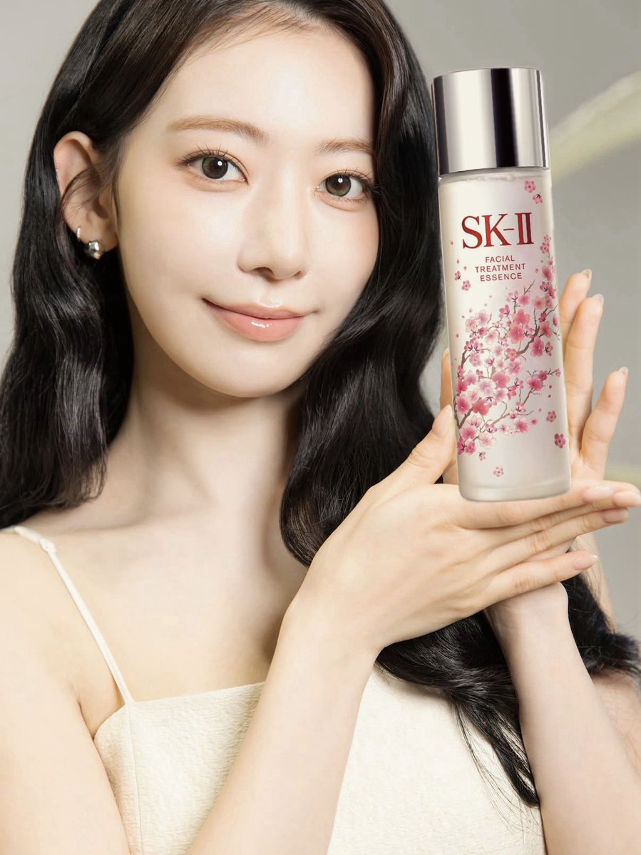 早速SK-Ⅱがさくちゃんのストーリー引用してる☺️

ちなみに宮脇さんが桜ボトル持つとこんな感じです🌸