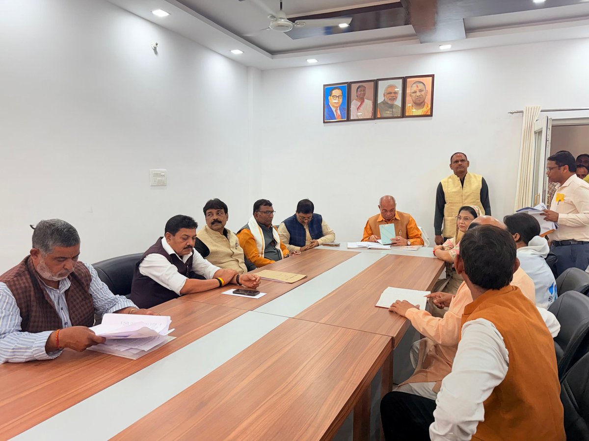 आज निरीक्षण भवन उन्नाव में जिला प्रभारी एवं कैबिनेट मंत्री माननीय श्री धर्मपाल सिंह जी,भाजपा जिला अध्यक्ष श्री अनुराग अवस्थी जी,सदर विधायक श्री पंकज गुप्ता जी,विधान परिषद सदस्य श्री रामचन्द्र प्रधान जी एवं जिला पदाधिकारियों के साथ कोर-कमेटी की बैठक में सम्मिलित हुआ।
<a href="/BJP4UP/">BJP Uttar Pradesh</a>