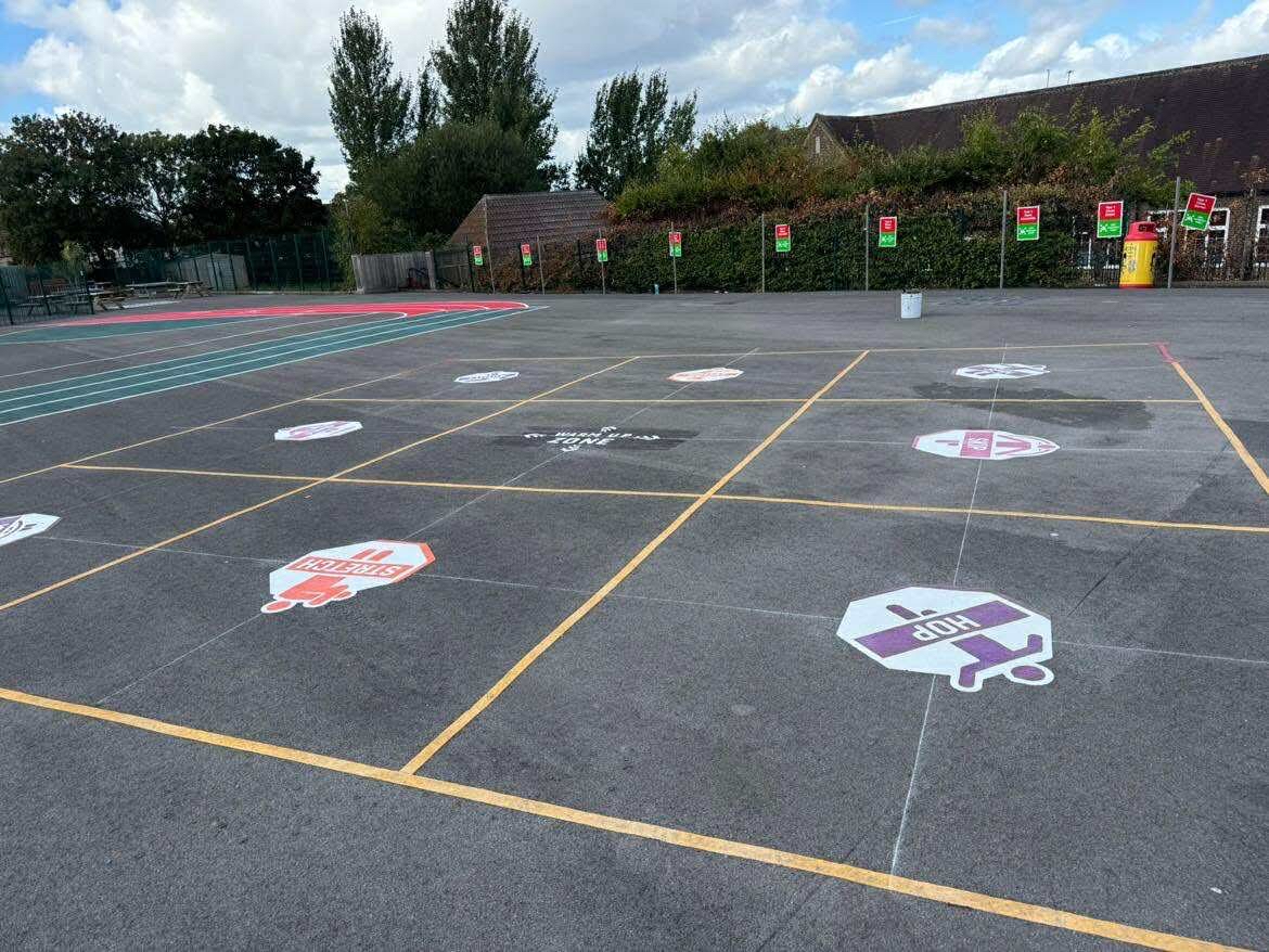 cainmarkings's tweet photo. repurposing a older marking into a new one in north London https://t.co/b6LIv7JFTT