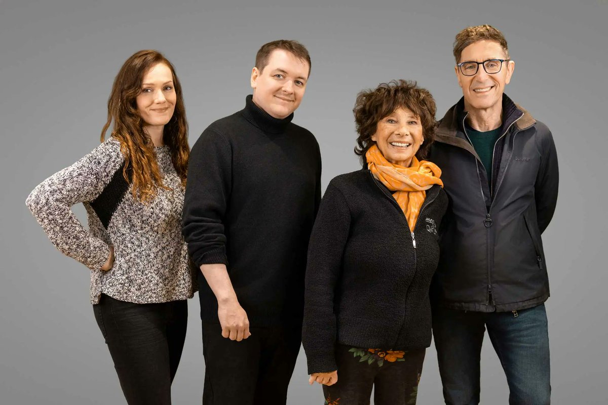 bigfinish's tweet photo. Now that's what I call a family photo! 📸 https://t.co/G4wF7uV8Xt https://t.co/s9ENs7r91j