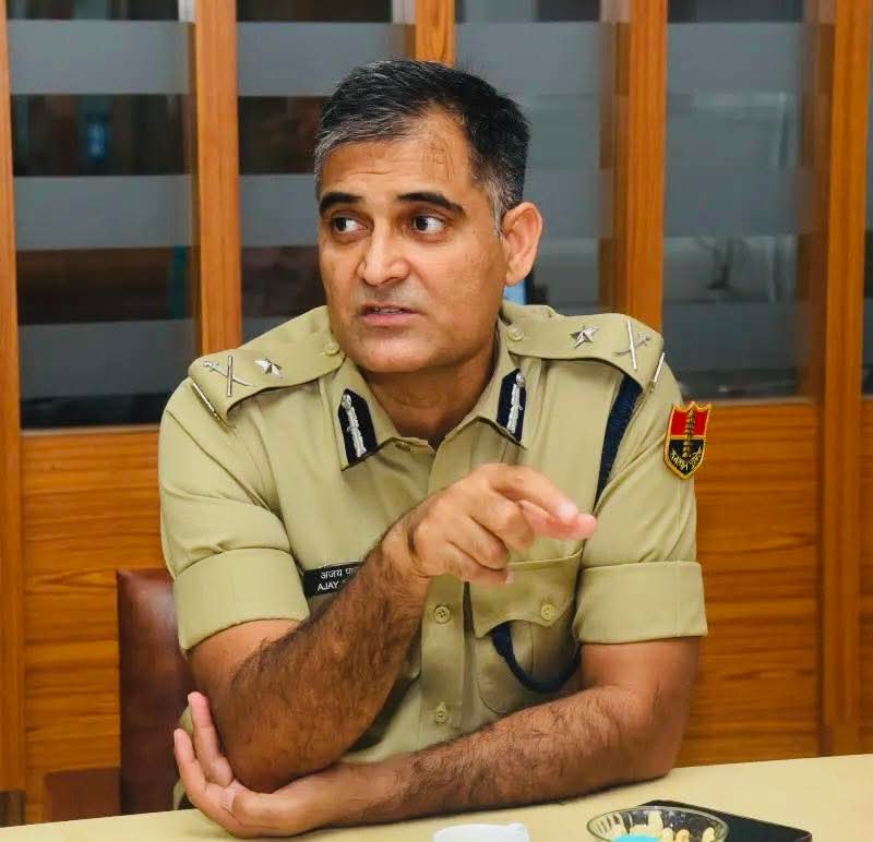 पहले कुछ बिके लोग जांच में खुद को असमर्थ बताकर पीछे हटे,लेकिन अब संदेश साफ है।माननीय <a href="/BhajanlalBjp/">Bhajanlal Sharma</a> जी ने DG आनंद श्रीवास्तव साहब और ADG विशाल बंसल साहब के बाद IG अजयपाल लांबा साहब को जिम्मेदारी देकर साफ कर दिया अब सही-गलत का सेग्रीगेशन करने में सक्षम ही टिकेंगे <a href="/Sog_Rajasthan/">SOG Rajasthan</a>