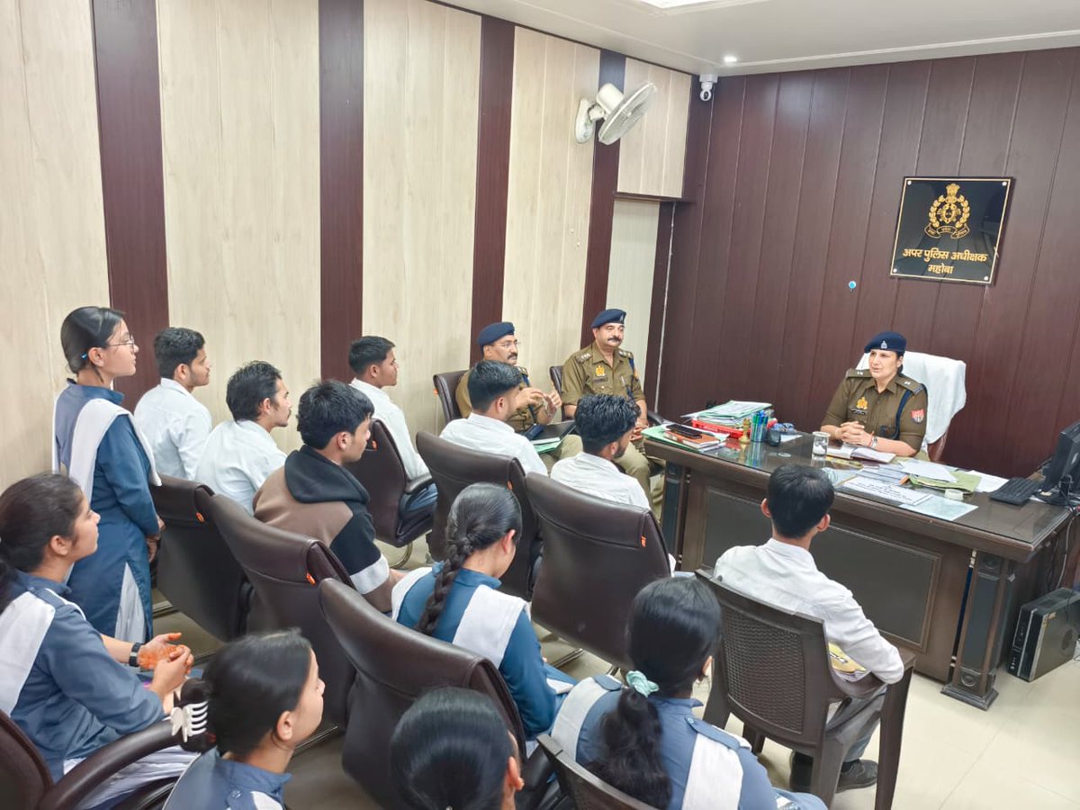 mahobapolice's tweet photo. आज दिनांक 24.02.2026 को #SPEL कार्यक्रम के अंतर्गत छात्र-छात्राओं को पुलिस कार्यालय महोबा का भ्रमण कराया गया।
#SP_MBA प्रबल प्रताप सिंह व #ASP_MBA वन्दना सिंह ने विद्यार्थियों से संवाद कर उनके लक्ष्य, उच्च शिक्षा, करियर एवं AI जैसे बदलते परिदृश्य पर मार्गदर्शन प्रदान किया। https://t.co/xFag2RHZfn